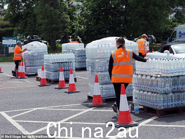 据证实,上周已向 17,000 个家庭提供了烧水建议。 Pennon 表示,现已为 85% 的客户恢复安全供水