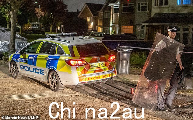 昨晚霍恩彻奇现场的警察,看到一名警察携带盾牌