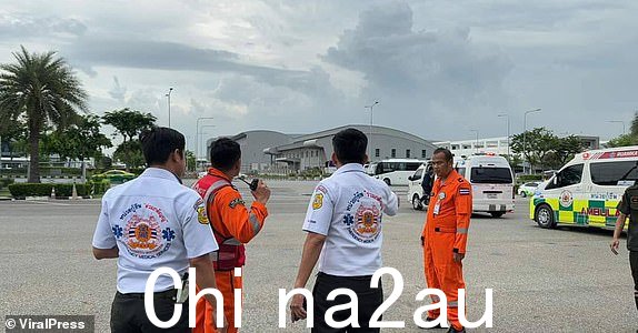影片显示救护车今天下午,一趟从伦敦飞往新加坡的航班,一名乘客死亡,另有 30 人受伤,被迫紧急迫降泰国,冲向跑道。新加坡航空公司运营的这架波音 777 飞机于当地时间周一晚 22 点 17 分离开英国。然而,据报道,SQ321航班在进入该地区空域时遭遇严重湍流,该地区目前正在经历极端热带雷暴。这架注册号为9V-SWM的飞机被转移到曼谷素万那普国际机场(BKK),并于下午4点前紧急迫降。当地时间。原定于当地时间下午 6:10 降落在新加坡樟宜机场。包装:视频、图片、文字