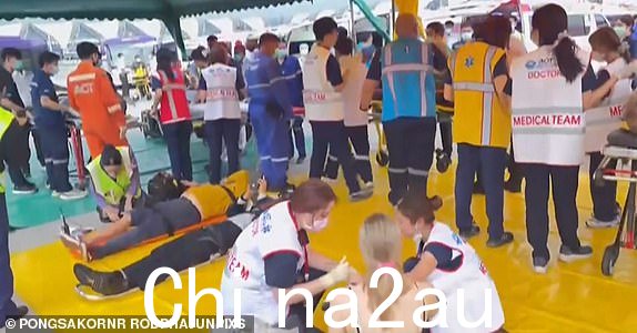 21/05/2024 - 曼谷 - 一人新加坡航空公司一架从伦敦起飞的航班遭遇剧烈颠簸,改道飞往曼谷,并于当地时间 15 点 45 分(格林威治标准时间 08 点 45 分)降落,航班跟踪数据显示飞机高度下降了 6,000 英尺。新加坡航空在一份声明中表示,SQ 321 航班在飞越孟加拉湾后几分钟内坠毁,机上共有 211 名乘客和 18 名机组人员,“新加坡航空向死者家属表示最深切的哀悼。”该航空公司补充说,它正在与泰国当局合作,为乘客提供医疗援助,并正在派遣一个团队前往曼谷提供所需的任何额外帮助。泰国当局已向素万那普机场派遣救护车和急救小组。徐芳达部长表示,政府将为乘客及其家人提供帮助。 “得知 boa 上的事件,我深感悲痛” height=