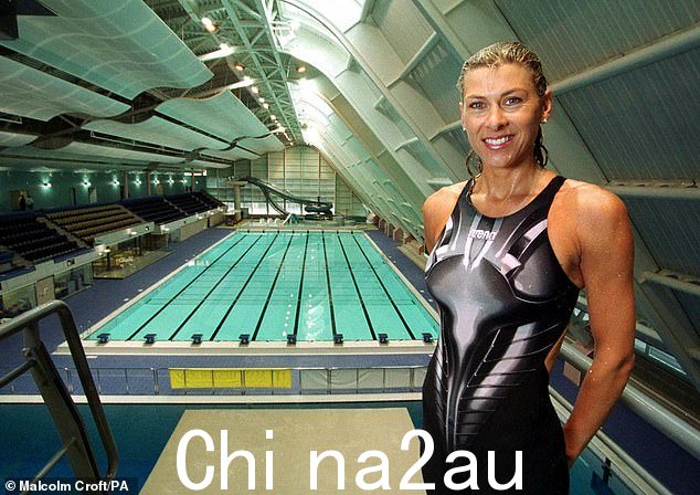 Sharron Davies 在 2002 年英联邦运动会前合影。戴维斯女士将英国对丑闻的缓慢反应与邮局事件进行了比较,并指出法国和日本是处理得更好的国家