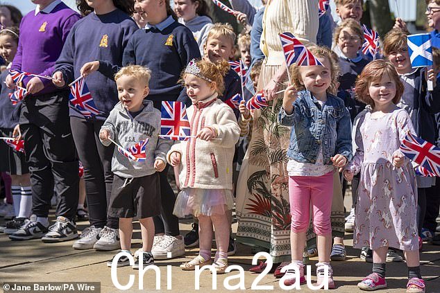 孩子们在戈尔斯皮街道两旁排列,挥舞英国国旗等待公爵和公爵夫人
