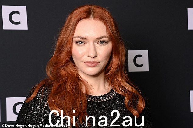 这位 Poldark 女演员还穿着黑色缎面高跟鞋,留着她标志性的火红色头发,有弹性的波浪