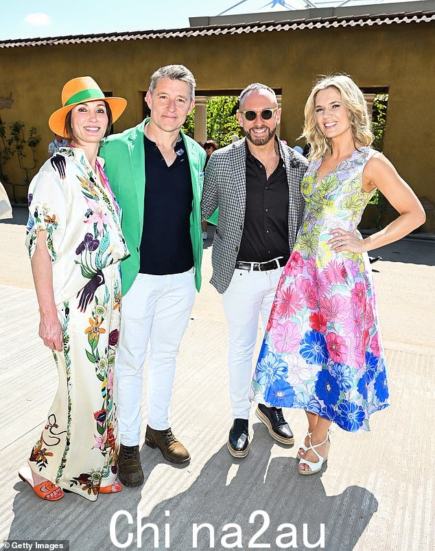 这对夫妇后来由朋友兼广播员 Mark Heyes 和 Charlotte Hawkins 加入