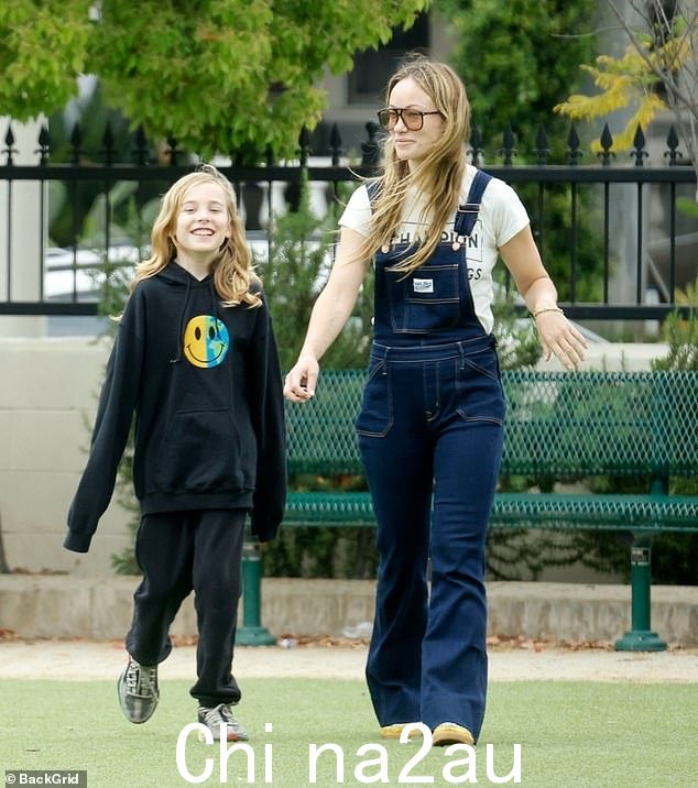 40 岁的奥利维亚·王尔德 (Olivia Wilde) 被拍到周一与 10 岁的儿子奥蒂斯 (Otis) 在洛杉矶的公园里享受阳光明媚的一天