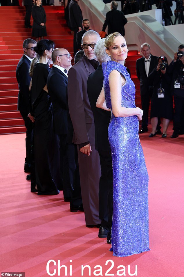 这部电影还主演黛安·克鲁格,演奏一个卡什的妻子、妹妹和高科技裹尸布所显示的虚拟化身的三重角色
