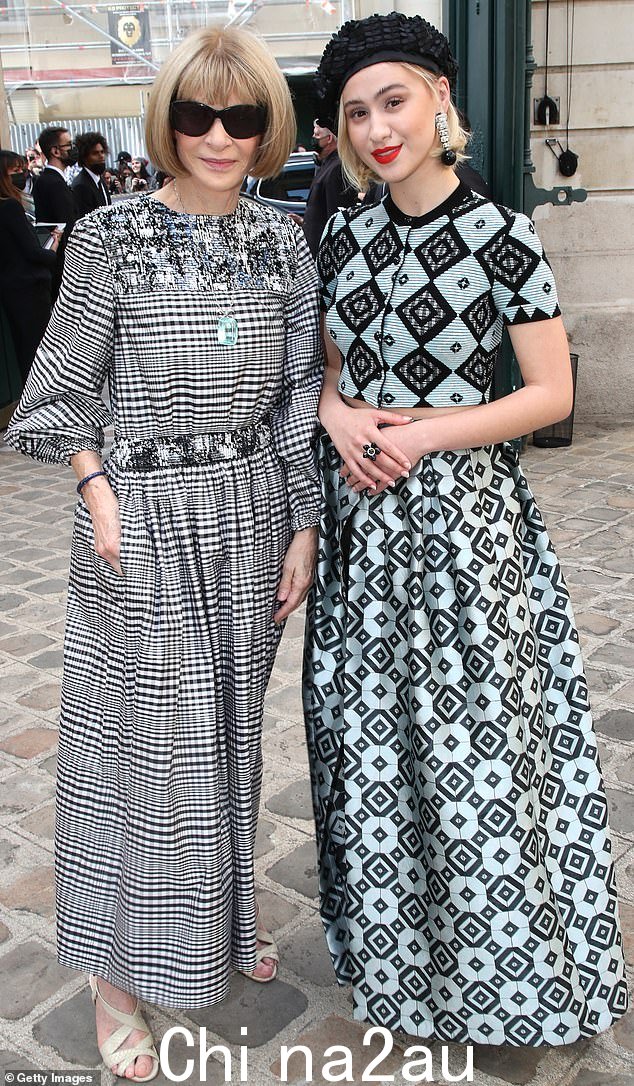 根据玛丽亚的说法(与安娜·温图尔 (Anna Wintour) 出席巴黎 Giorgio Armani Prive 2021/2022 秋冬高级定制时装秀合影),大多数东欧角色仅限于“黑手党和妓女”