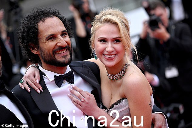 除了《学徒》,玛丽亚还有一系列即将上映的作品,其中包括她正在联合制作并主演的电影 - 真实犯罪电影《烙印》(与《学徒》导演阿里·阿巴西在戛纳电影节合影)
