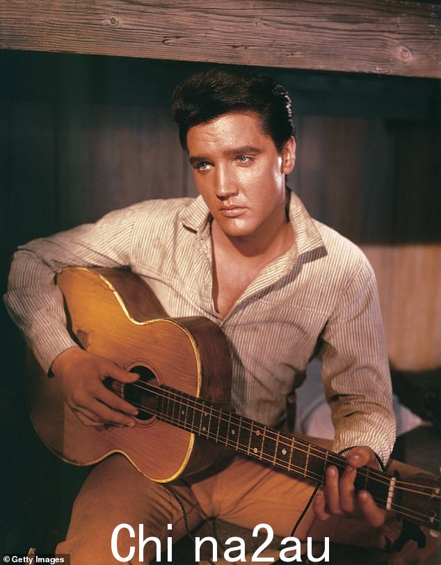 摇滚之王于 1957 年以 102,500 美元的价格买下了 Graceland 庄园,同年他录制了一系列标志性热门歌曲,包括“Blue Christmas”和“All Shook Up”;见于 1956 年