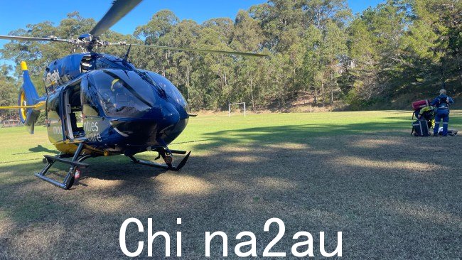 提供给 SkyNews.com.au 的照片显示,直升机和至少一名专家降落在一大片草地上。图片:CareFlight