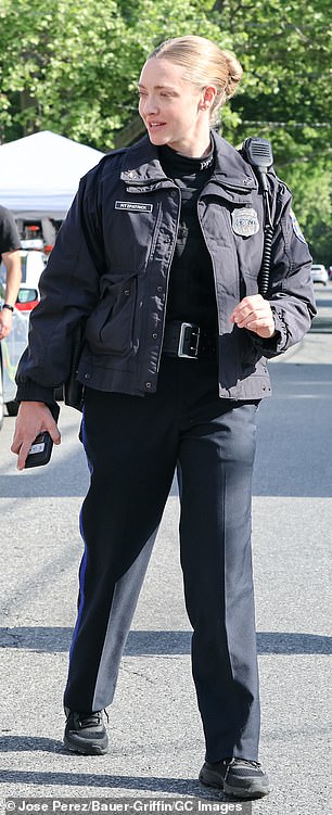 服装包括束带枪套、防弹背心和肩上的收音机