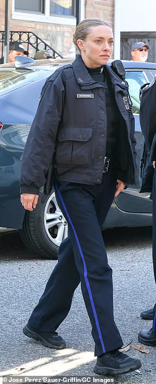 Seyfried 穿着费城警察局发放的标准制服