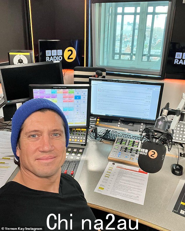 自去年老牌 DJ Ken Bruce 离开 BBC Radio 2 以来,已有超过 100 万听众不再收听 BBC Radio 2(图为 Vernon Kay 在 BBC R2 上)