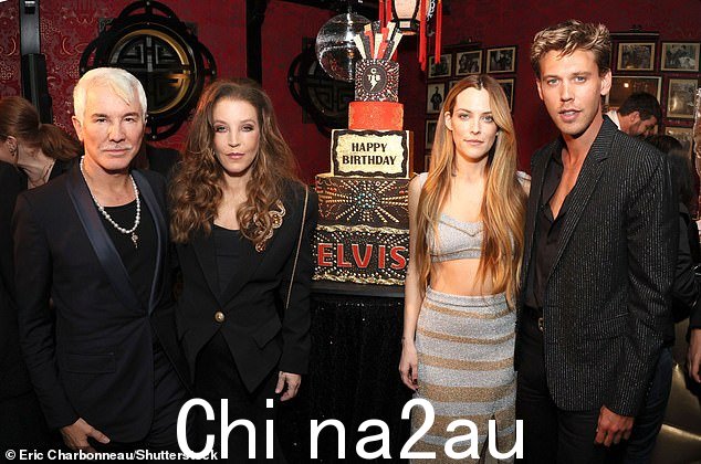 Baz Luhrmann,丽莎·玛丽·普雷斯利,莱莉·克亚芙以及在 2022 年的传记片中饰演该表演者的奥斯汀·巴特勒 (Austin Butler) 在 2023 年埃尔维斯·普雷斯利 (Elvis Presley) 88 岁生日庆典上的照片