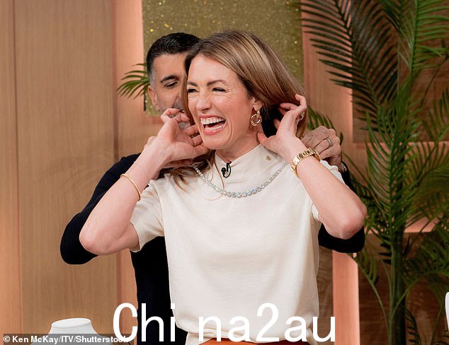 Next Cat 试戴了一条价值 25 万英镑的 60 克拉项链,她说:“感觉很重,但很梦幻。”你有多余的 25 万英镑给我吗?'