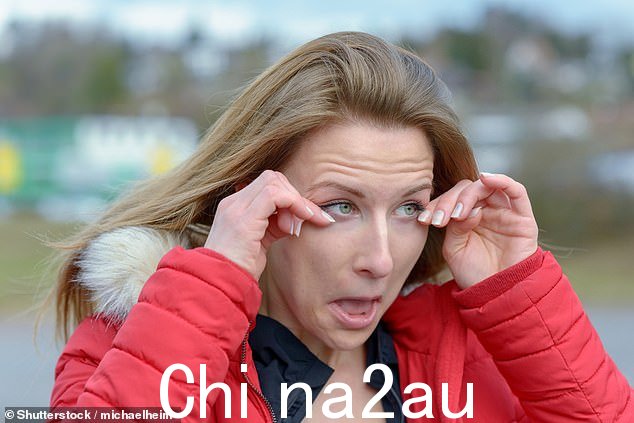 眼睛或眼睑外观的任何明显变化,例如出现肿块、肿块或生长物,应由眼保健专业人员进行评估。这些变化可能表明多种情况,包括麦粒肿、霰粒肿、眼睑囊肿或更严重的问题,例如眼睛或眼睑表面的皮肤癌