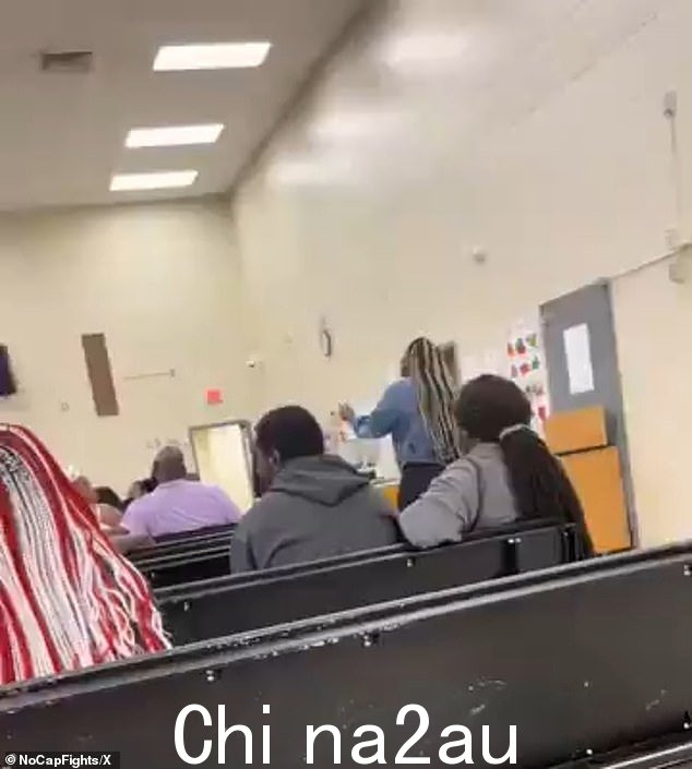 亚特兰大的一位母亲在儿子没有获得任何奖品后扰乱了儿子学校的颁奖典礼