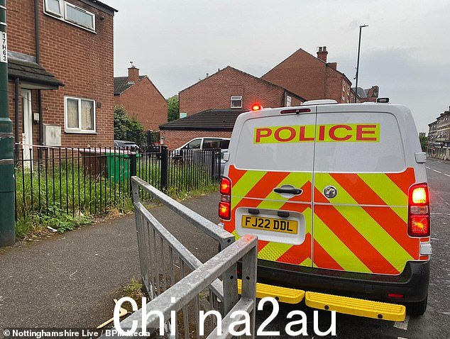 周二早上,物业外有一辆警车,两名妇女(据信是母女)被发现死在车内