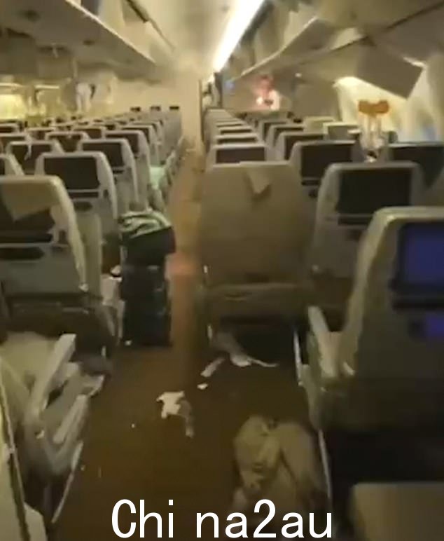 此屏幕截图中可以看到新加坡航空航班受损的内部