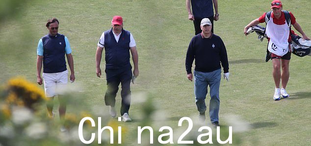 安德鲁今天早上在风景如画的高地球场上散步的照片