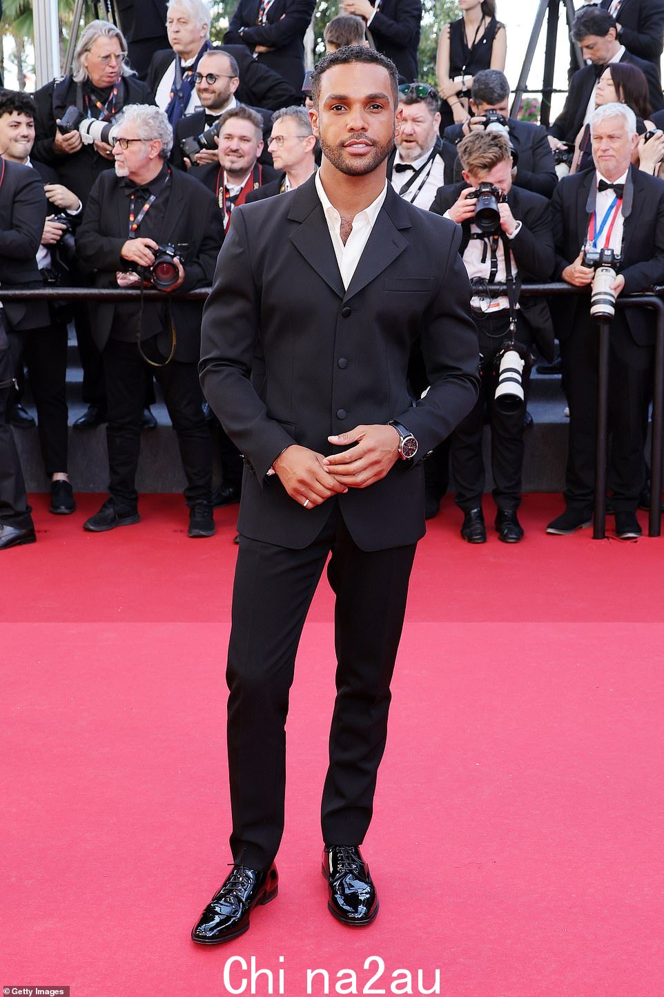 Lucien Laviscount 身着时尚黑色西装,给人留下深刻印象