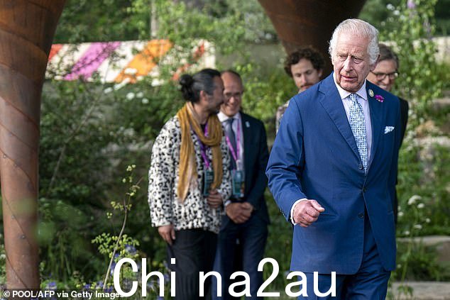 本月早些时候抵达英国时,哈利曾建议他不会见到查尔斯,因为他的父亲“太忙了”。图为:查尔斯国王于 5 月 20 日参观皇家园艺学会切尔西花展