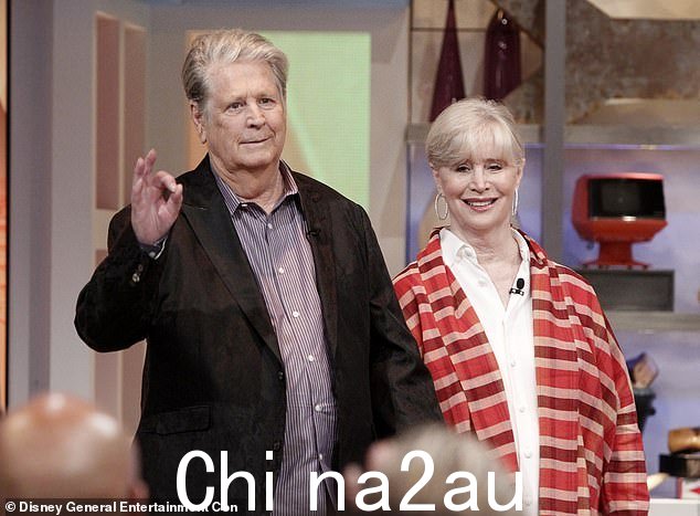 代表威尔逊利益的律师说,他只能记住七个女儿中的两个名字——与他住在一起的两个名字——而且据称他很难理解,只能用简短的句子说话; 2015 年在 The View 上与已故妻子梅琳达合影