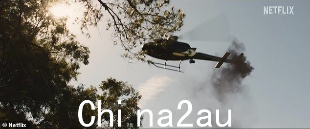 两人的直升机继续遭到射击,可以听到他们在向高尔夫球场上的地面投掷之前发出尖叫声