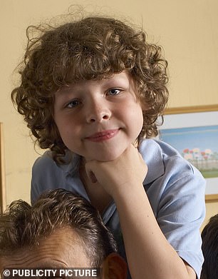 丹尼尔·罗奇 (Daniel Roche) 饰演布罗克曼家族中古怪、易激动且有点疯狂的老二本 (