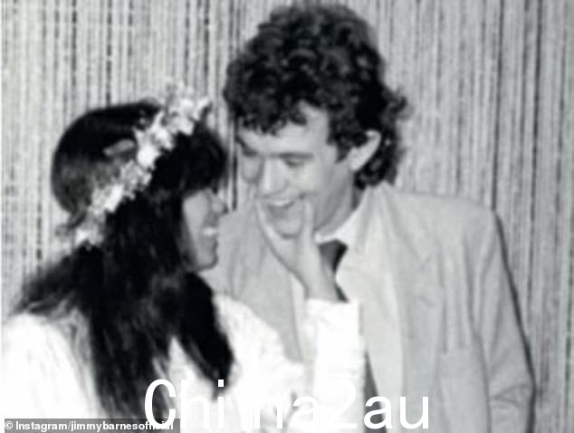 Jimmy 还在一篇甜蜜的帖子中分享了这对夫妇 1981 年婚礼当天的黑白照片