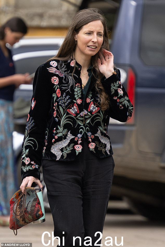 法夸尔先生的女儿罗斯·法夸尔今天在圣迈克尔和诸天使教堂参加羽毛球比赛