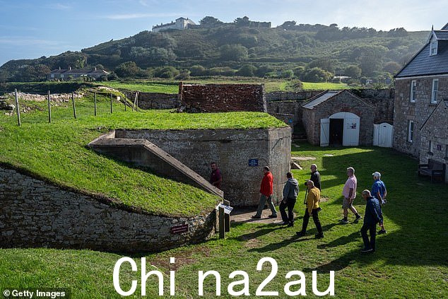 人们参观位于根西岛奥尔德尼岛的德国碉堡,二战期间数千名劳工在此丧生