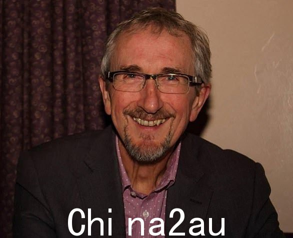 杰弗里·基钦 (Geoffrey Kitchen),73 岁(如图),布里斯托尔桑伯里音乐剧团负责人,事件发生时他正在飞机上