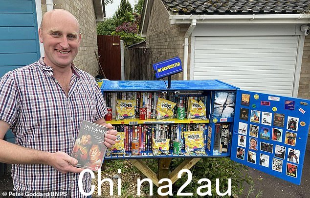 来自多塞特郡奥尔德霍特的电影迷 Peter Goddard 在自家门外建造了自己的微型版百视达音像店,供村民借用 DVD