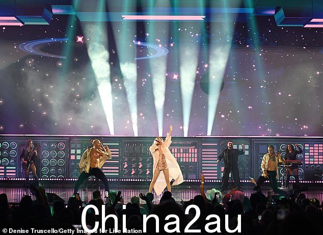 《A Man in Full》客串明星发誓要将每张门票的 1 美元捐赠给她的非营利组织 Shania Kids Can,该组织提供教育、激励和赋权弱势社区儿童的项目