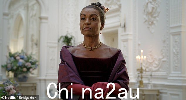 如图:Adjoa Andoh 在 2020 年首播的 Netflix 热门剧集《布里奇顿》中扮演丹伯里夫人