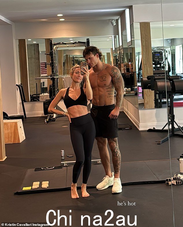 克里斯汀·卡瓦拉里 (Kristin Cavallari) 周三在一张性感的健身房自拍照中炫耀了她帅气的男友马克·埃斯蒂斯 (Mark Estes)。这位 37 岁的拉古纳海滩明星站在她赤裸上身的男友 24 英寸 class=