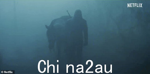 海姆斯沃斯庞大的身材一开始就笼罩在阴影中,但看他卷曲的白发就知道他穿着与原版明星亨利·卡维尔所穿的服装相似的服装