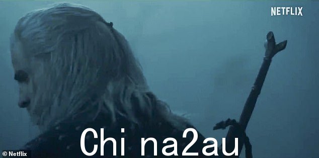 在超人明星宣布辞职后,海姆斯沃斯于 2022 年 10 月宣布从卡维尔手中接过这个角色
