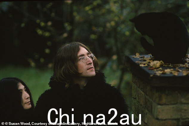 约翰和洋子又来了,这次是 1969 年,他们穿着全黑套装仰望天空