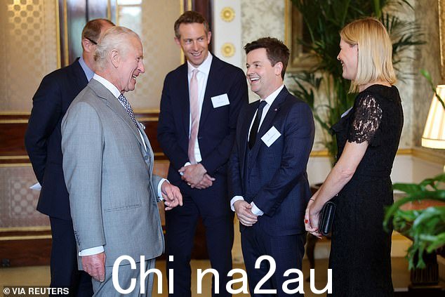 今天在白金汉宫举行的第 20 届王子信托奖获奖者招待会上,查尔斯国王与德克兰·唐纳利和阿里·阿斯塔尔交谈时心情很好