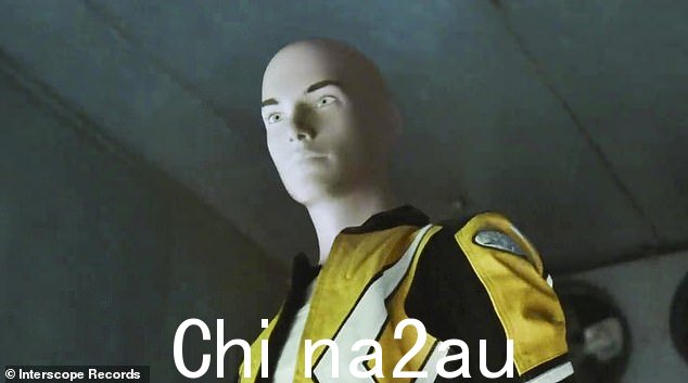 当她跟着曲调跳动时,视频切换到美女与神秘男子共舞,同时跳到穿着同样服装的人体模型上