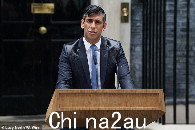 Rishi Sunak 宣布将于 7 月 4 日举行大选。图为:周三唐宁街外倾盆大雨,Sunak 先生站在讲台上