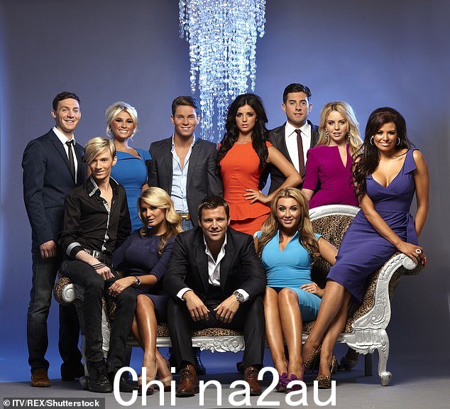 TOWIE 正式成为英国播出时间最长的真人秀节目,Back Row - Kirk Norcross、Billie Faiers、Joey Essex、Lucy Mecklenburgh、James Argent James Argent 和 Lydia Bright。坐着 - Harry Derbidge、Sam Faiers、Mark Wright、Lauren Goodger 和 Jessica Wright,摄于 2011 年