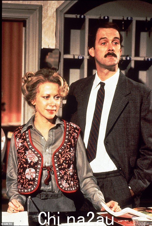 康妮,1968 年与喜剧传奇人物约翰·克里斯 (John Cleese) 结婚,两人继续创作这部电视剧,该剧在 2019 年《广播时报》民意调查中被评为有史以来最伟大的英国情景喜剧