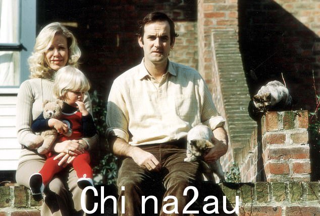 康妮于 1968 年与喜剧传奇人物约翰结婚。这对夫妇在 1978 年离婚前迎来了女儿辛西娅(与父母合影)