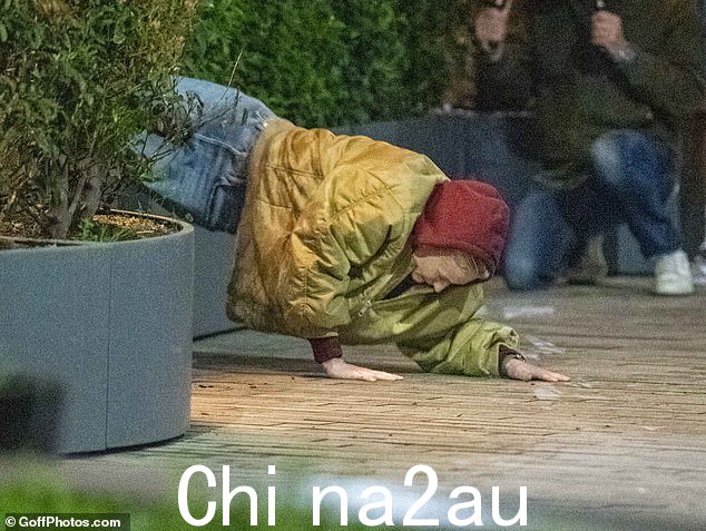剧情简介如下:“养老基金投资公司 Lochmill Capital 的典型工作日被一伙暴力窃贼闯入,迫使扎拉和她最好的朋友卢克(阿奇·马德奎来自 Saltburn )来执行他们的要求'