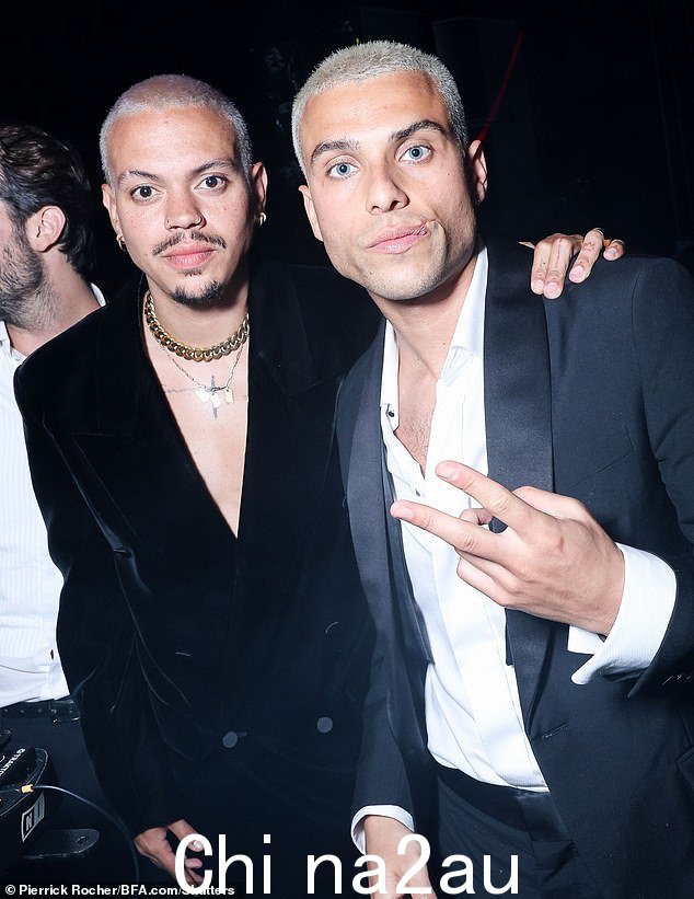 Ashlee Simpson 的丈夫 Evan Ross(左)与好友 Steven Badius(右)一起出席