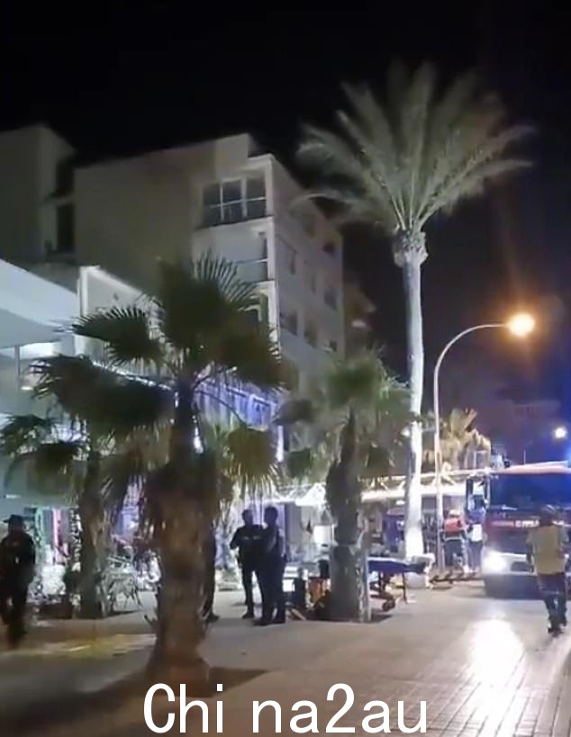 邻居们说,当建筑物倒塌时,他们听到一声巨响,随后从会场传出尖叫声