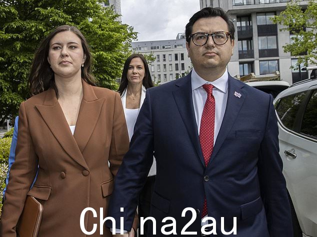 涉及布列塔尼·希金斯(与未婚夫大卫·沙拉兹合影)和参议员琳达·雷诺兹的诽谤审判可能会扩大,以包括针对参议员前工作人员的更多指控